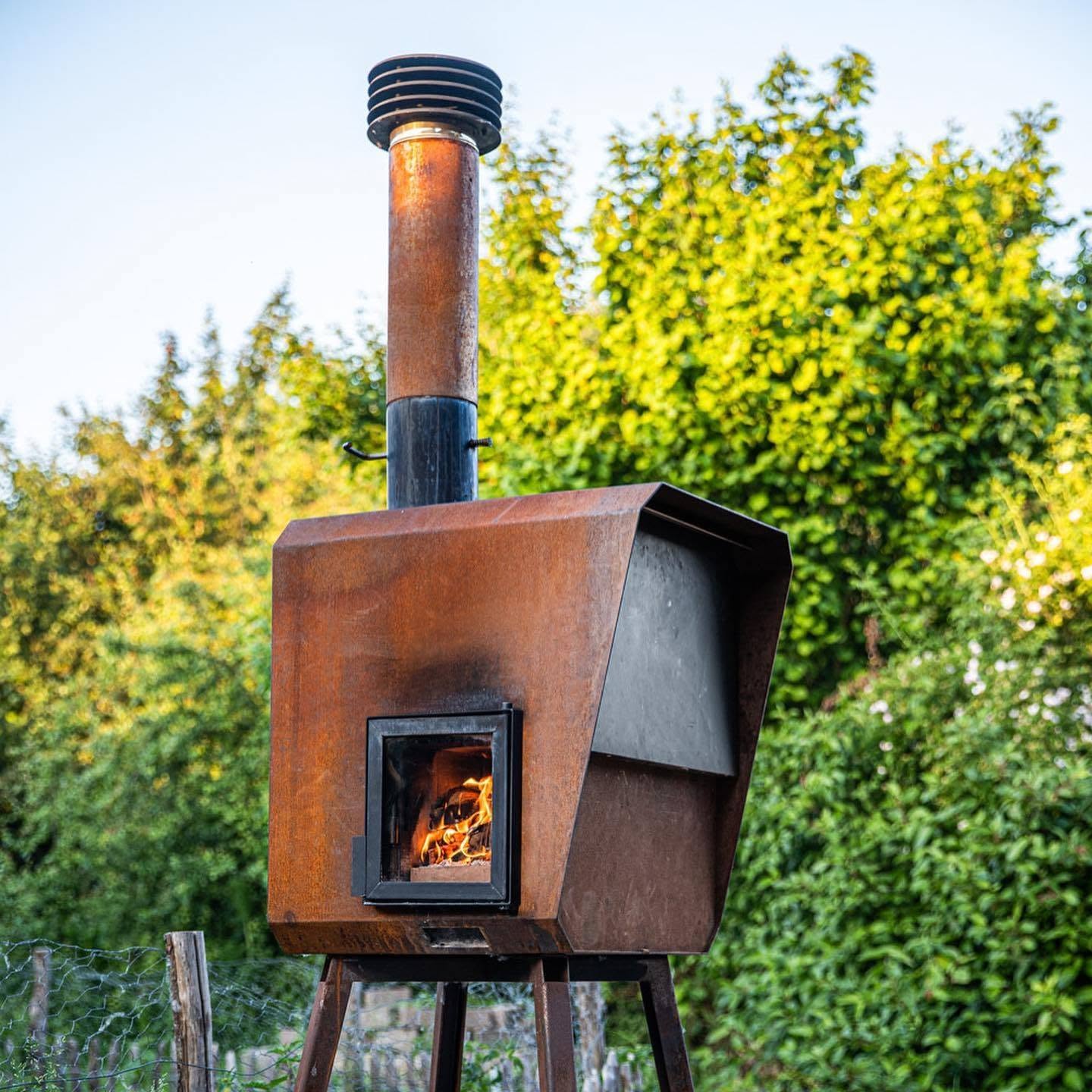 OVUN Mini : Compacte houtgestookte buitenoven | Bak, grill, rook & kook buiten OVUN
