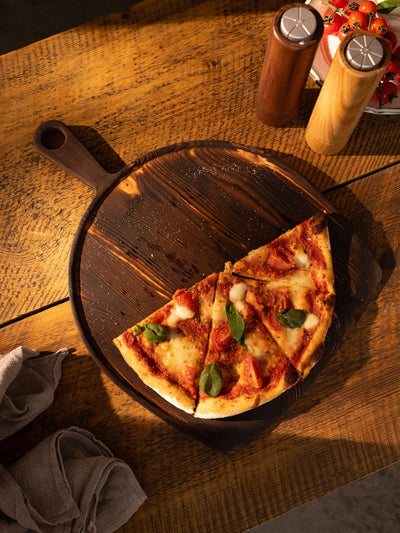 Burned Pine Pizzaplank van Grenenhout – Handgemaakt Braainest